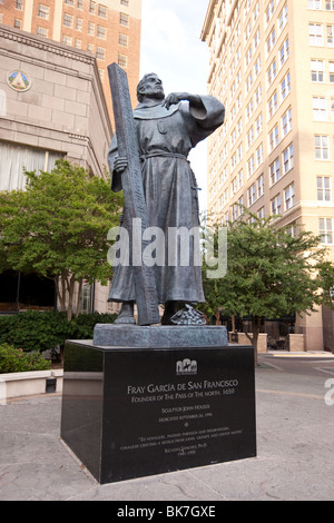 Statue en bronze de 14 pieds de haut de Fray Garcia par John Houser dans le centre-ville d'El Paso, Texas. ©Bob Daemmrich Banque D'Images