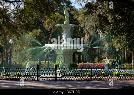 La grande fontaine dans Forsyth Park, de l'eau teint en vert pour la semaine précédant le jour de la Saint Patrick, Savannah, Géorgie Banque D'Images