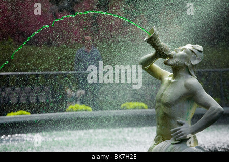 La grande fontaine dans Forsyth Park, de l'eau teint en vert pour la semaine précédant le jour de la Saint Patrick, Savannah, Géorgie Banque D'Images