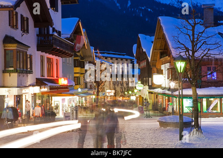 Rue principale en hiver, St Anton am Arlberg, Tyrol, Autriche, Europe Banque D'Images