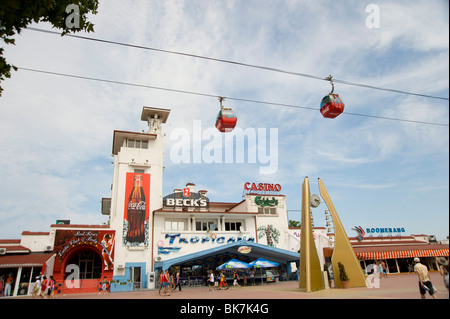 Un téléphérique tourne au-dessus des cafés dans la mer Noire station balnéaire de Mamaia, Roumanie, Europe Banque D'Images