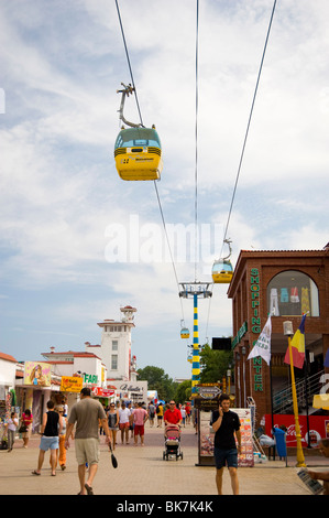 Un téléphérique fonctionnant au-dessus de la mer Noire station balnéaire de Mamaia, Roumanie, Europe Banque D'Images