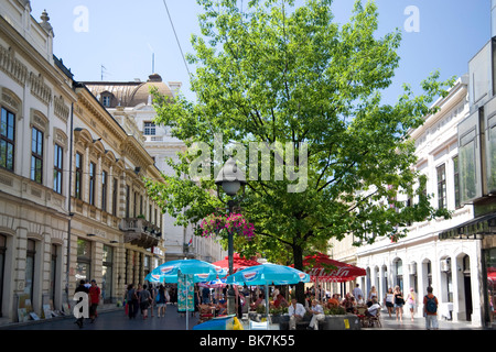 Des bâtiments restaurés et cafés dans Knez-Mihailova, une zone piétonne dans la vieille ville, Belgrade, Serbie, Europe Banque D'Images