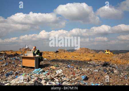 Employée de bureau à bureau à la décharge Banque D'Images