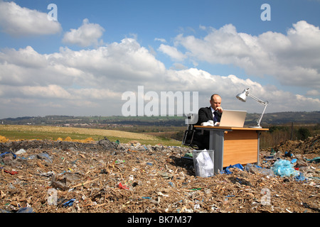 Employée de bureau à bureau à la décharge Banque D'Images