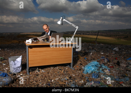 Employée de bureau à bureau à la décharge Banque D'Images