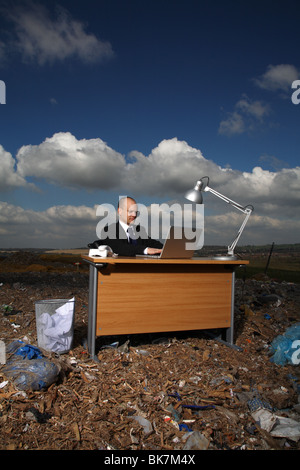 Employée de bureau à bureau à la décharge Banque D'Images