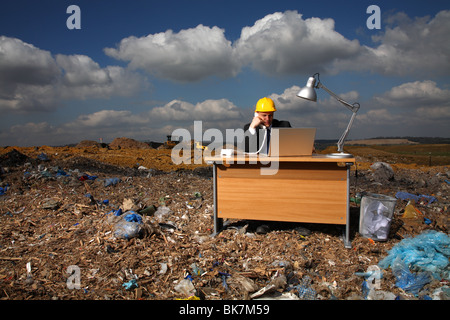 Employée de bureau à bureau à la décharge Banque D'Images