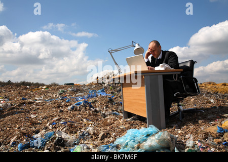 Employée de bureau à bureau à la décharge Banque D'Images
