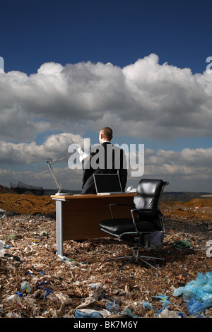 Employée de bureau à bureau à la décharge Banque D'Images