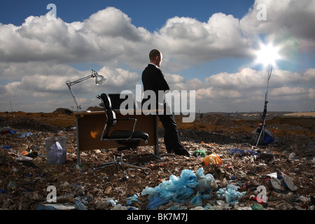 Employée de bureau à bureau à la décharge Banque D'Images