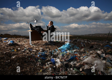 Employée de bureau à bureau à la décharge Banque D'Images