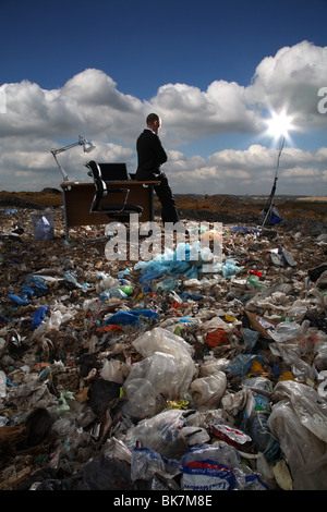Employée de bureau à bureau à la décharge Banque D'Images