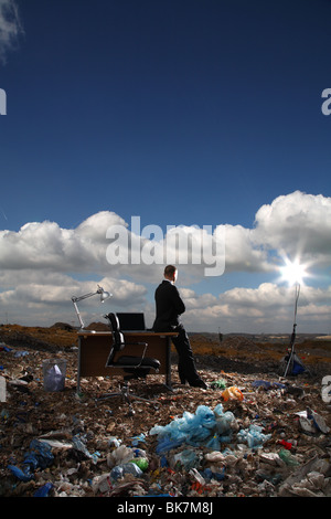 Employée de bureau à bureau à la décharge Banque D'Images