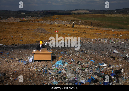 Travailleur à l'agent 24 à la décharge Banque D'Images