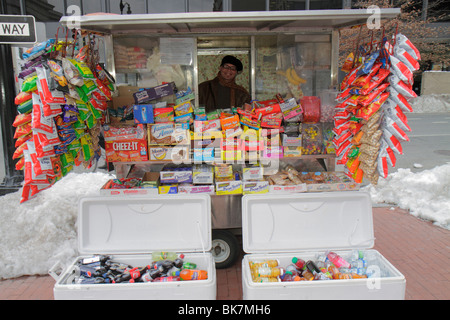 Washington DC, Gallery place, rue, vendeurs stall stands stands marché stand, chariot, chariot, snack, nourriture, boissons non alcoolisées, boisson, soda Banque D'Images