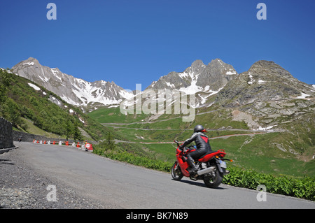 Moto sur ascension du SS27 route de montagne menant au grand St Bernard pass d'Aoste Italie le long de la Valle del Gran San Bernardo Banque D'Images