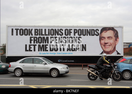 Conduite passé affiche présentant des conservateurs, Gordon Brown au Royaume-Uni élection générale 2010 Banque D'Images