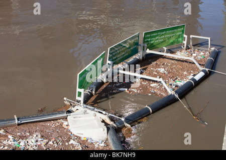 Un piège de la litière sur le Fleuve Yarra, Melbourne, Australie. Banque D'Images