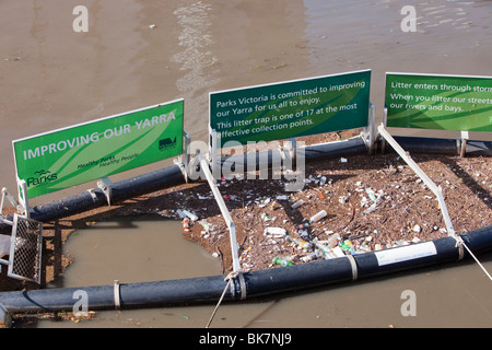 Un piège de la litière sur le Fleuve Yarra, Melbourne, Australie. Banque D'Images