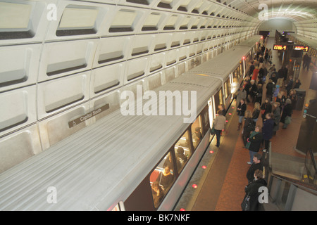 Washington DC,Capitol South Metro Station system,train,arrêté,embarquement,homme hommes,femme femmes,passagers rider motards,plate-forme,tun Banque D'Images