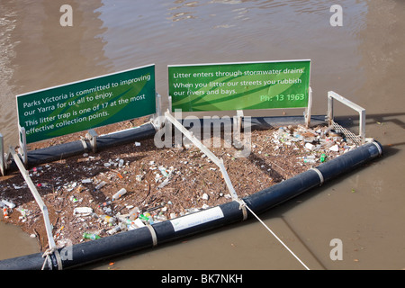 Un piège de la litière sur le Fleuve Yarra, Melbourne, Australie. Banque D'Images