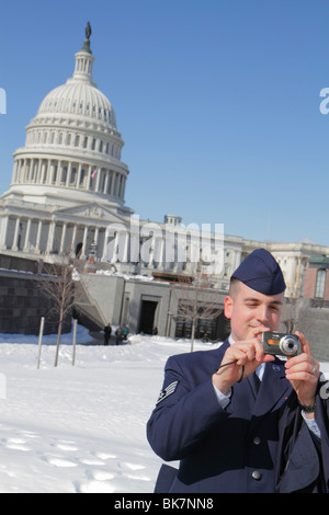 Washington DC,Capitole des États-Unis, centre d'accueil, visite,neige,hiver,dôme,gouvernement,Congrès,Force aérienne,hommes hommes,officier,militaire,sergent d'état-major Banque D'Images