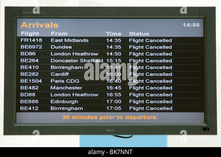 Arrivées/départs board montrant vols annulés Banque D'Images
