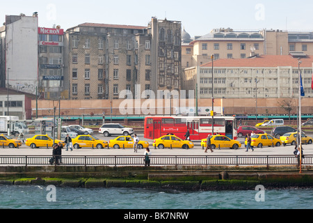 Les taxis jaunes dans la circulation, Istanbul, Turquie Banque D'Images