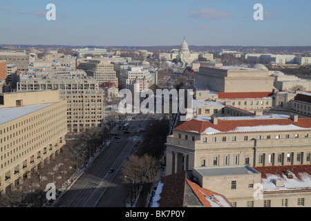 Washington DC, Pennsylvania Avenue, bâtiment du Capitole des États-Unis, dôme, toits, immeubles de bureaux, gratte-ciel de la ville, voiture, circulation, vue de l'Old Post Office de la poste de la ville Banque D'Images