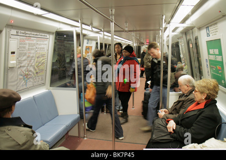 Washington DC,Metro system,train,arrêté,sortie,Black man hommes hommes,femme femmes,couple,adulte,adultes,personnes âgées,seniors citoyens,passen Banque D'Images