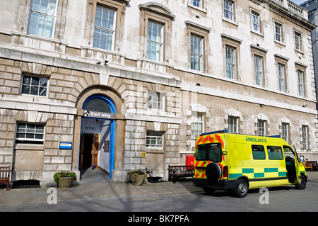 En dehors de l'Ambulance St Bartholomew's Hospital Aile Est Ville de London England UK Banque D'Images