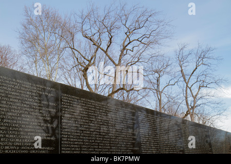 Washington DC, National Mall & Memorial Parks, Vietnam Veterans Memorial Wall, guerre du Vietnam, monument, architecte Maya Lin. Soldat tué, noms, héros, arbre, wi Banque D'Images