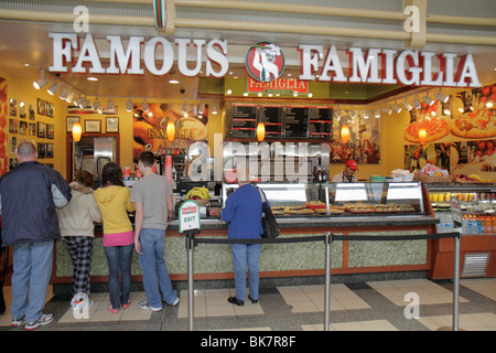 Washington,DC,capitale de la nation,aéroport national Ronald Reagan Washington,DCA,terminal,nourriture,vendeurs,stall stalles stand marché, Famiglia célèbre,IT Banque D'Images