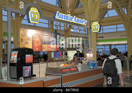 Virginia Arlington, Ronald Reagan Washington National Airport, DCA, terminal, snack, restauration rapide, Auntie Anne's, chaîne, bretzels doux, comptoir, homme hommes, femme Banque D'Images