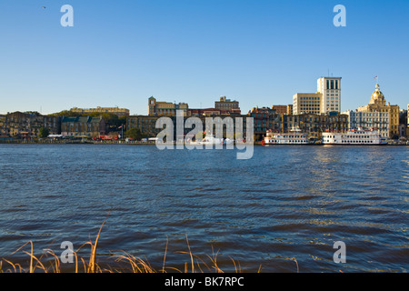 Le centre-ville de Savannah, Géorgie, assis sur Savannah River Banque D'Images