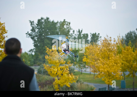 Un homme à l'essai d'un hélicoptère télécommandé. Banque D'Images