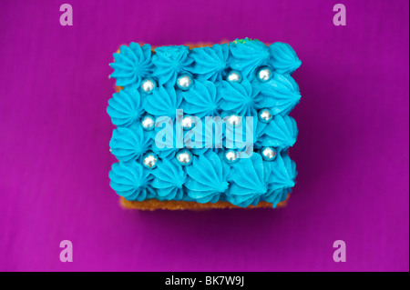 Des gâteaux glacés individuels carrés Banque D'Images