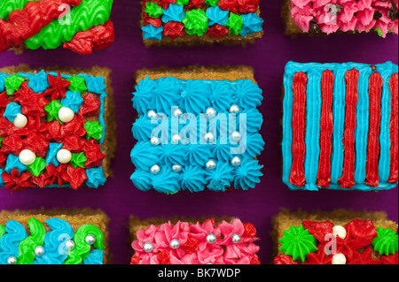 La place des gâteaux glacés individuels dans une grille. Mise à plat de la photographie ci-dessus Banque D'Images