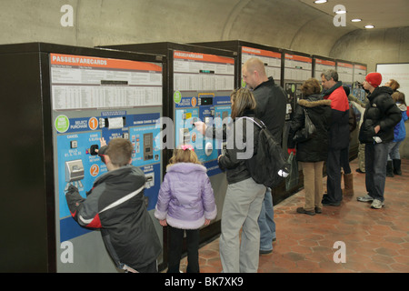 Washington DC Washingto,D.C.,9th Street NW,Gallery place Metro Station system, transports en commun, distributeur automatique, billet, tarifs, cartes tarifaires, adulte Banque D'Images