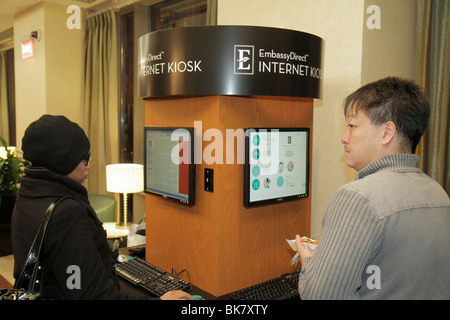 Washington DC,10th Street NW,Embassy Suites,hôtel,Internet Kiosk,asiatique Black African Africains,homme hommes,femme femme femmes,clavier,écran,invité,ac Banque D'Images