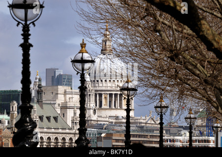 St.Pauls Cathedral,à partir de la rive sud Banque D'Images