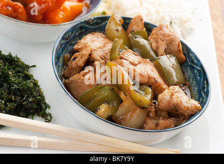 Poulet et poivrons rouges dans une sauce aux haricots noirs Banque D'Images