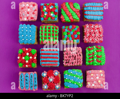 La place des gâteaux glacés individuels dans une grille. Mise à plat de la photographie ci-dessus Banque D'Images