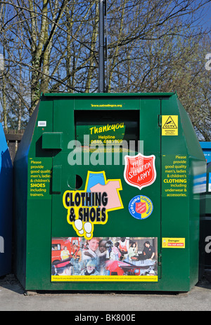 Les vêtements et chaussures de l'Armée du salut, la banque banque de recyclage des ménages. Supermarché Morrisons, La Vieille Showground, Kendal, Cumbria. Banque D'Images