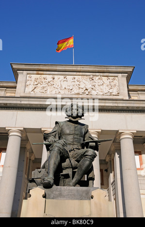 Madrid, Espagne. Musée du Prado (entrée ouest). Statue de Diego Rodríguez de Silva y Velázquez, peintre 1599-1660 (1899 : par Aniceto Marinas) Banque D'Images