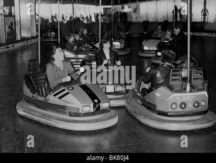 Scott Gorham et Gary Moore dans un pare-chocs des voitures électriques au parc d'attractions Tivoli à Copenhague Banque D'Images