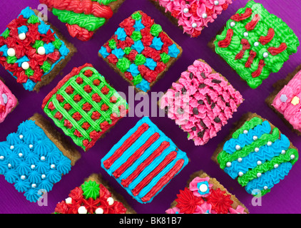 La place des gâteaux glacés individuels dans une grille. Mise à plat de la photographie ci-dessus Banque D'Images