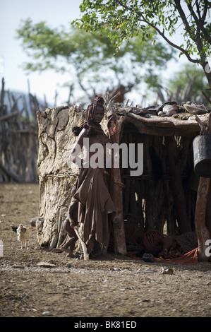 Jeune fille Himba, Kaokoland, la Namibie. Banque D'Images