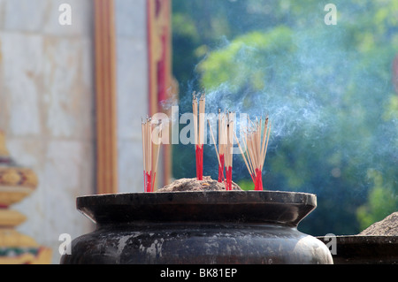 D'encens brûlant à l'extérieur de temple bouddhiste en Thaïlande Banque D'Images